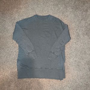 AERIE- teal crewneck
size S
oversized & SO comfy